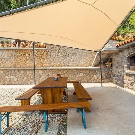 Mit Terrasse *