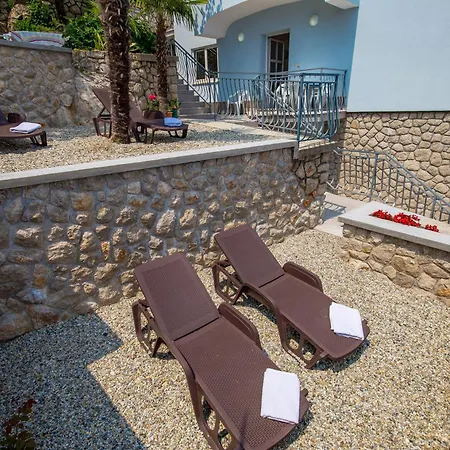 Mit Terrasse *